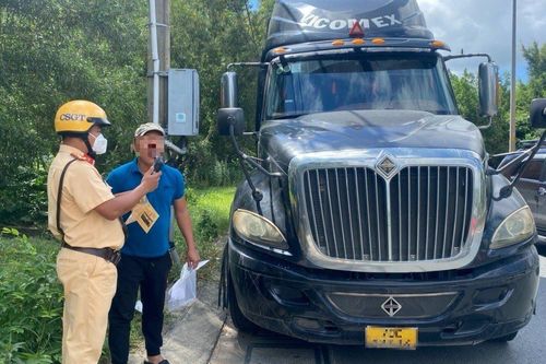 TP.HCM: Phạt gần 500 trường hợp sau 3 ngày tổng kiểm soát xe khách, xe container
