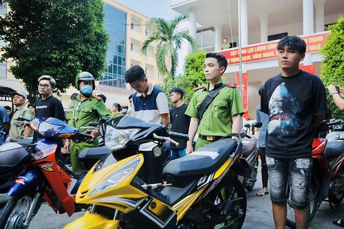 Bắt khẩn cấp 25 người vụ tụ tập đua xe trên cầu Sài Gòn