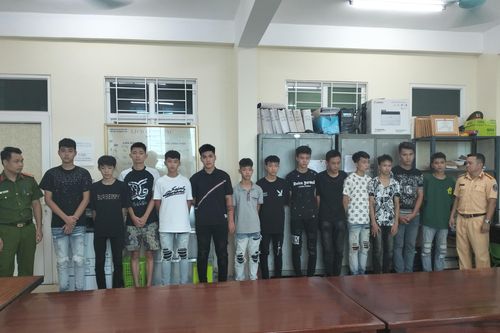 Hàng chục thanh, thiếu niên dùng phóng lợn hỗn chiến trên đường phố