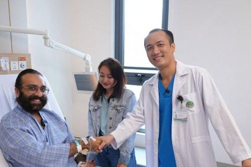 Vỡ mâm chày gối, bệnh nhân Ấn Độ hồi phục nhanh, xuất viện sau 3 ngày phẫu thuật kết hợp xương sinh học