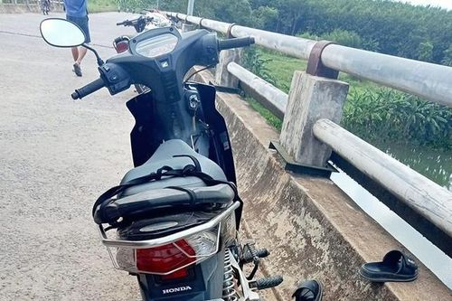 Quảng Bình: Để xe máy trên cầu, người phụ nữ nhảy sông tự vẫn