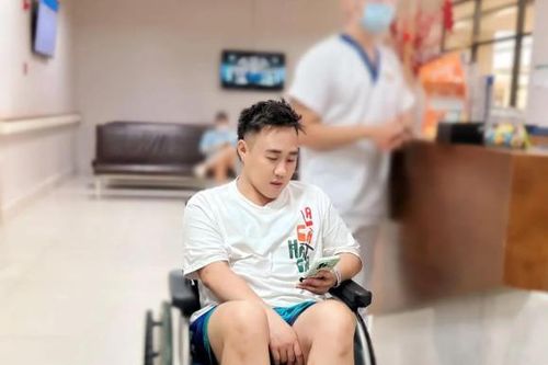 Trung Quân Idol trượt ngã gãy 2 xương sườn