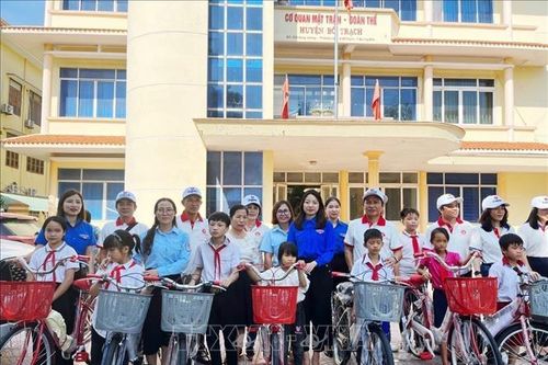 Trao tặng xe đạp cho học sinh khó khăn trước thềm năm học mới
