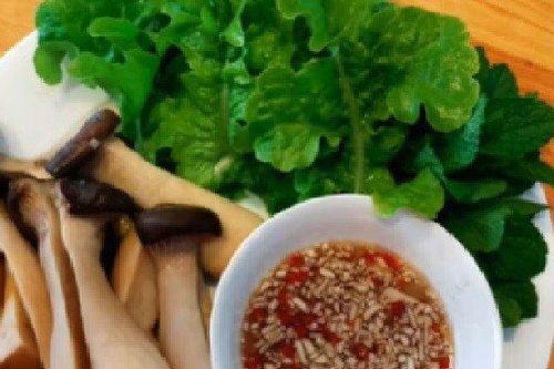 Món ngon cuối tuần: Đổi vị với nấm đùi gà luộc nước dừa ngon lạ miệng