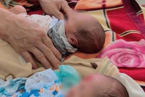 Hai bé trai sinh đôi bị bỏ rơi ven đường