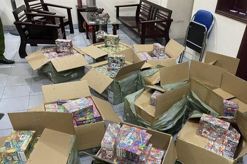Bắt giữ xe khách vận chuyển hơn 2.780 điếu thuốc lá điện tử
