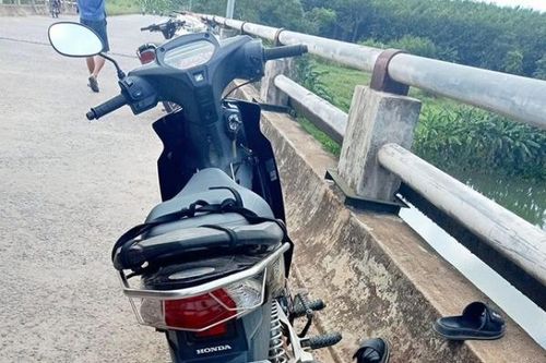 Tìm thấy thi thể phụ nữ bỏ xe máy trên cầu rồi tự tử