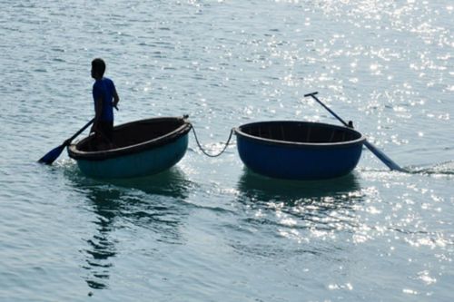 Lật thuyền thúng khi đang câu mực giữa biển, 2 người chết