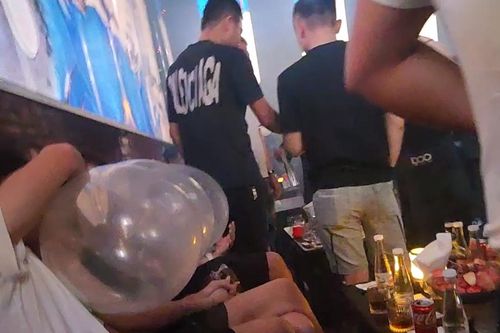 Hít bóng cười suốt 1 tháng, nam thanh niên bị tổn thương đa dây thần kinh