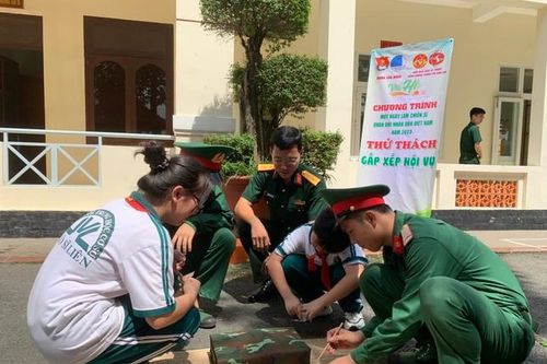 Bạn trẻ thích thú trải nghiệm chương trình 'Một ngày làm chiến sĩ Quân đội Nhân dân Việt Nam'
