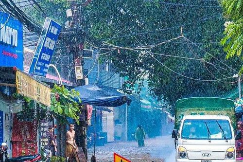 Mưa lớn kéo dài, nhiều tuyến đường tại Hà Nội chìm trong biển nước