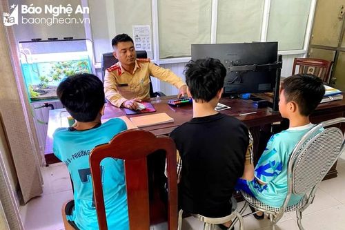 Đã xác minh được nhóm học sinh đi xe máy chở 3, không đội mũ bảo hiểm tại thành phố Vinh