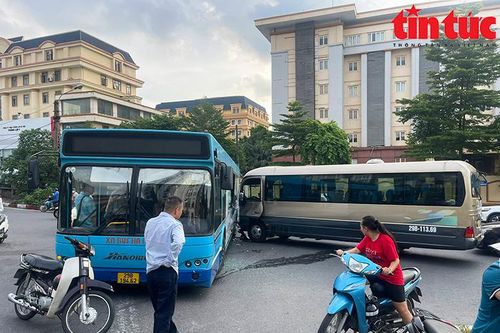 Xe khách đâm xe buýt khiến nhiều người hoảng loạn