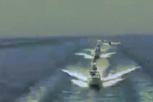 UAV và xuồng cao tốc Iran bám đuổi tàu chiến Mỹ, trực thăng buộc phải quay lại tàu