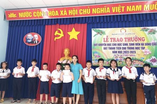 Trao thưởng, tặng học bổng cho 190 học sinh, sinh viên
