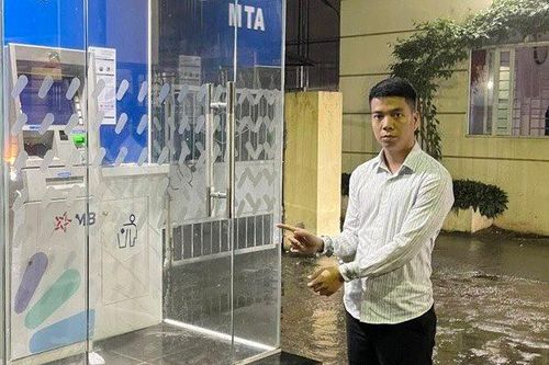 Khởi tố lái xe taxi dù chiếm đoạt tiền của du khách nước ngoài