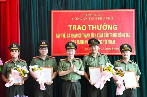 Trao thưởng các tập thể, cá nhân có thành tích trong công tác đấu tranh phòng, chống tội phạm