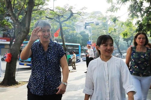 Bộ trưởng Ngoại giao Australia Penny Wong cảm nhận sắc Thu Hà Nội