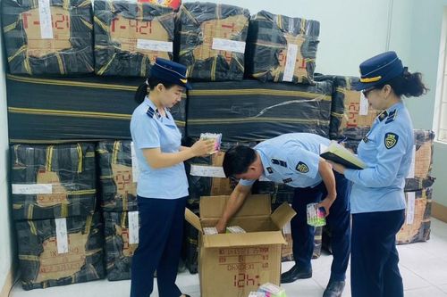 Lào Cai: Thu giữ số lượng lớn kẹo đồ chơi trẻ em không rõ nguồn gốc, xuất xứ
