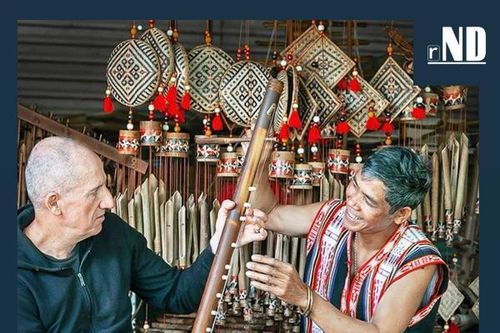 Đem đàn T'rưng đi 'đánh xứ người'