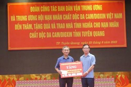 Tuyên Quang: Tặng quà nạn nhân chất độc da cam