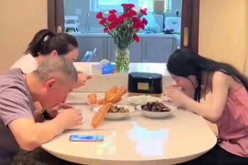 Kỳ lạ hiện tượng nhận lương để làm 'con ngoan' ở Trung Quốc