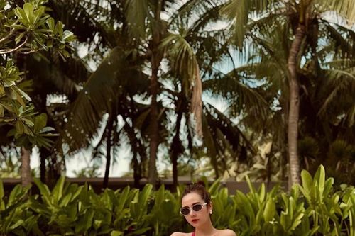 Huyền Lizzie diện bikini cắt xẻ táo bạo khoe đường cong quyến rũ