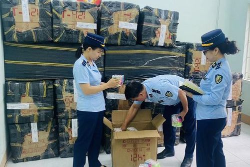 Thu giữ 54.000 sản phẩm kẹo đồ chơi trẻ em không rõ nguồn gốc trước thềm trung thu