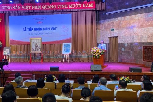 Bảo tàng Hồ Chí Minh tiếp nhận 3 bức tranh về Bác