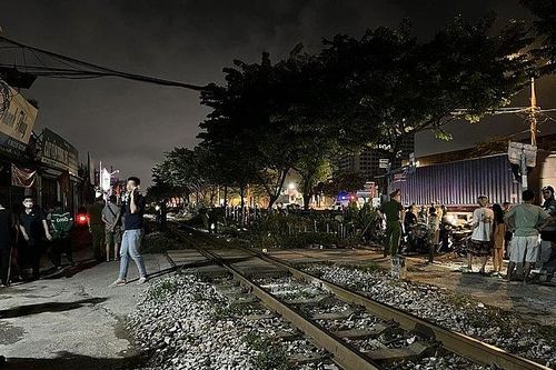 Hà Nội: Va chạm với tàu hỏa, 2 người thương vong