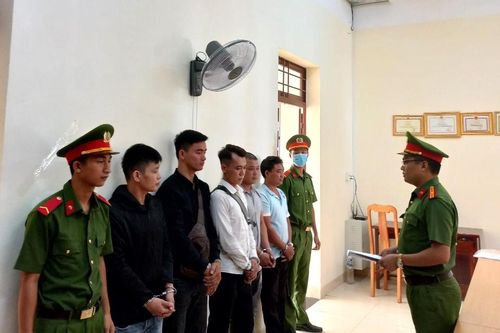 Quảng Nam: Bắt giữ 5 thanh niên đang nhậu ra chặn xe chở tôm để đập phá