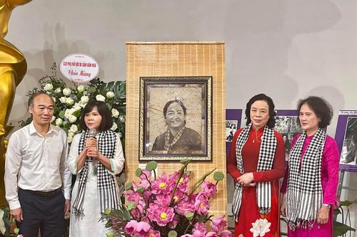 Tiếp nhận tranh chân dung bà Nguyễn Thị Định làm từ lá sen