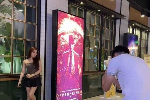 Nhâm Mạnh Dũng cực ga lăng, thể hiện tình cảm với bạn gái