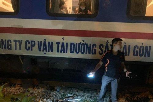 Hà Nội: Cố băng qua đường sắt lúc tàu hỏa tới, 2 cô gái thương vong