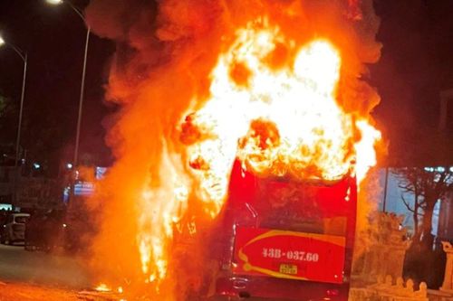 Hành khách kịp thời thoát khỏi chiếc xe bùng cháy ở Thanh Hóa