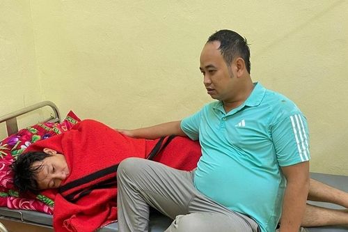 Thiếu tá công an lao mình xuống dòng lũ dữ cứu người