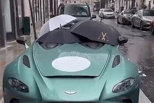 Siêu xe mui trần Aston Martin phải che ô khi gặp mưa: Người giàu cũng 'khóc'