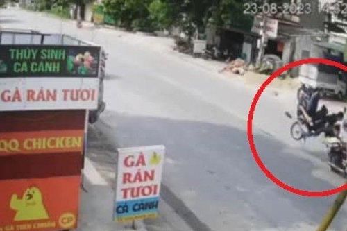 Clip: Phóng như bay gặp nạn bất ngờ, xe máy chở 2 người lộn santo trên không