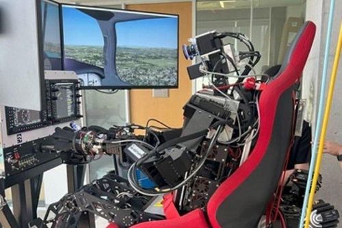 Hàn Quốc phát triển robot dạng người, có khả năng điều khiển máy bay