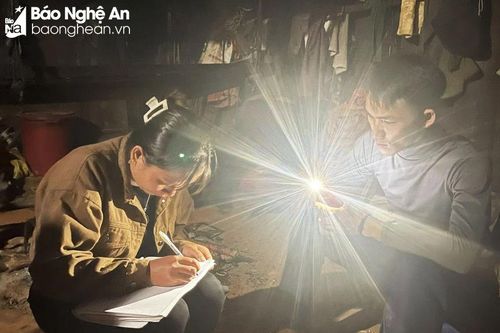 Giáo viên vùng cao Nghệ An vượt rừng, thắp đèn đến từng nhà vận động học sinh tựu trường