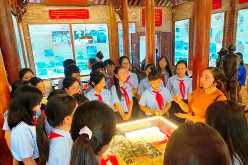 Cân nhắc kỹ khi đưa lịch sử trở thành môn thi bắt buộc