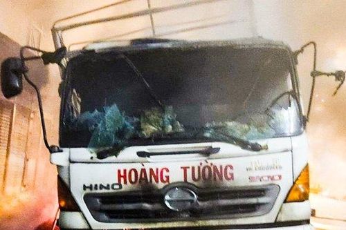 Đồng Nai: Xe tải bất ngờ bốc cháy trong đêm