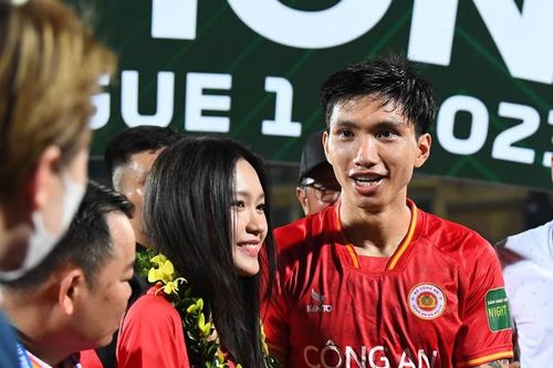 Bắt cận nhan sắc bạn gái Văn Hậu và vợ Văn Đức qua camera thường
