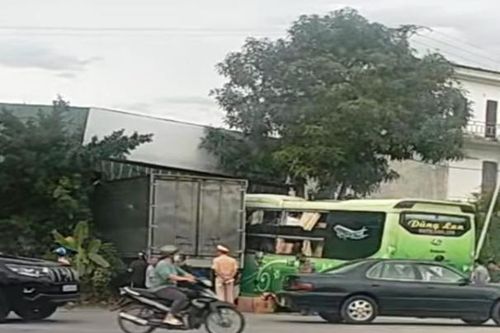 Thanh Hóa: Va chạm ô-tô khách và xe tải khiến 1 người tử vong