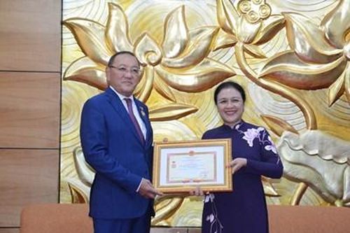 Trao kỷ niệm chương tặng Đại sứ Cộng hòa Kazakhstan tại Việt Nam