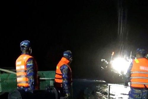 Tàu Trường Sa 22 lai kéo tàu cá Bình Định bị hỏng máy vào nơi an toàn