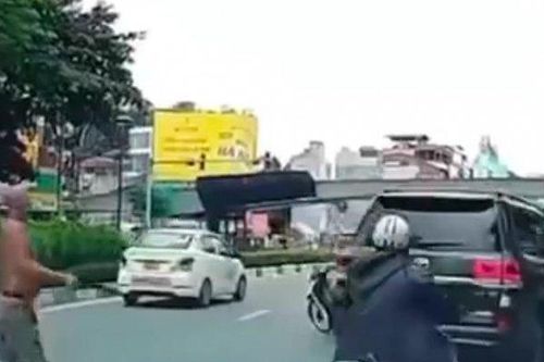 Sau clip người đàn ông phi dao vào ô tô Land Cruiser, công an vào cuộc xác minh