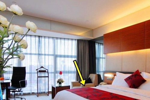 Tại sao có một mảnh vải trải ngang trên giường khách sạn, chức năng của nó là gì?
