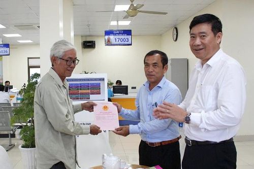 Chủ tịch UBND tỉnh Phạm Thiện Nghĩa gặp gỡ người dân, doanh nghiệp thực hiện thủ tục hành chính