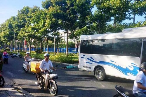 Người đàn ông mặc áo quần bệnh nhân tử vong sau 2 lần liên tiếp lao vào xe khách